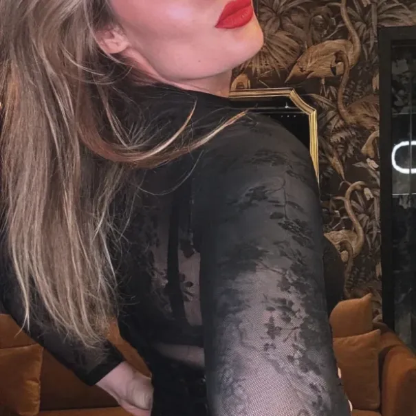 Domina Alena Star - Alena Star – Führung beginnt hier. - Bild 1 / 10