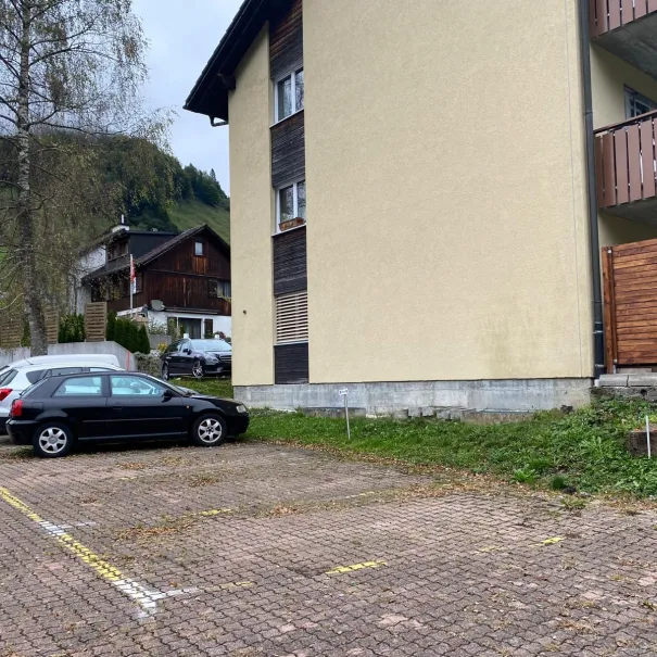 Aussenparkplatz in Vorderthal zu vermieten - Bild 1 / 1