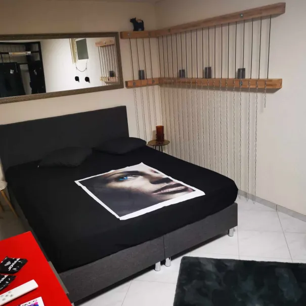 Ich ficke Deine Frau echt real geil im Fickzimmer - Bild 1 / 4