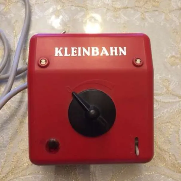 Kleinbahn HO Modellbahn Trafo im sehr gutem zustand.  wie Neu  NR 401  12 Volt  Wir senden auch per Post zu Fr. 16.50 Porto Verpackung Handling  Konto Daten im end Bild  BY:  Auto Hifi Shop + Elektronik  Zürichstrasse 30  8600 Dübendorf ZH - Bild 1 / 10