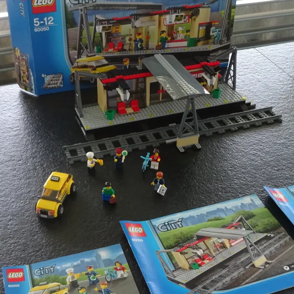 LEGO City 60050 - Bahnhof - Bild 2 / 3
