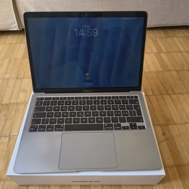 MacBook Air 13 Zoll, M1, 8GB RAM, 256 GB SDD - Bild 1 / 1