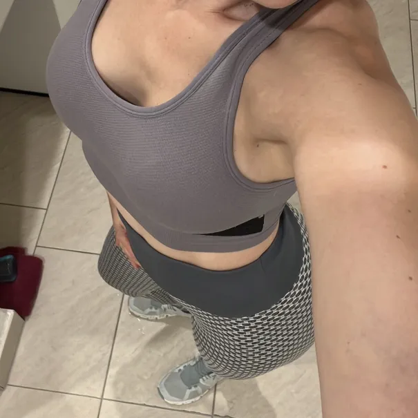Mein Sport-BH – verschwitzt direkt aus dem Gym mit meinem Duft - Bild 2 / 2