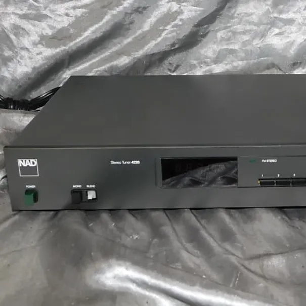 NAD - TUNER 4220 Millitari grünTuner AM FM Tuner - Bild 1 / 6