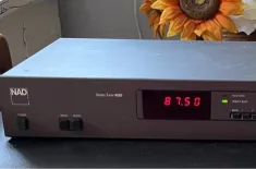 NAD 4225 Stereo Tuner mit sehr guten Klangeigenschaften.